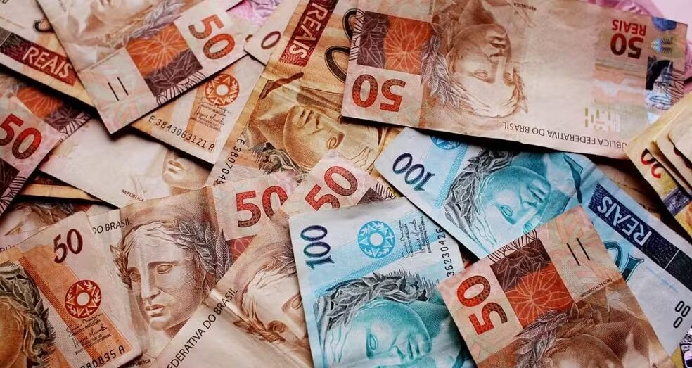Governo prevê salário mínimo de R$ 1.741 e orçamento de R$ 7,4 trilhões para 2027