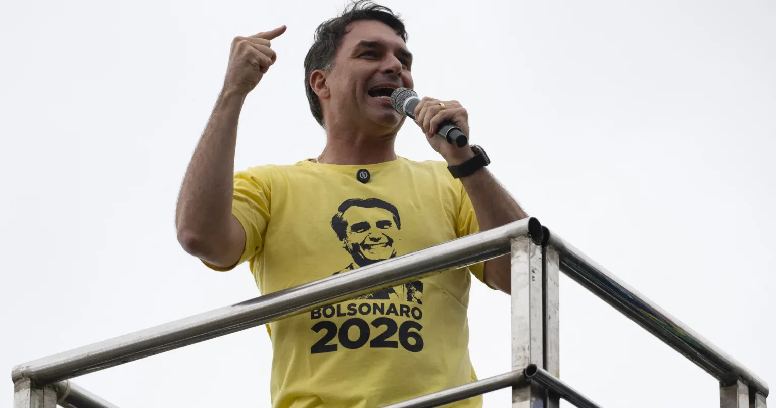 Flávio Bolsonaro propõe fim dos cassinos on-line e manutenção das apostas esportivas