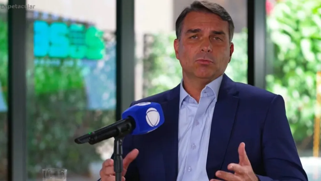 Flávio Bolsonaro evita dizer se votará contra fim da escala 6x1 no Senado