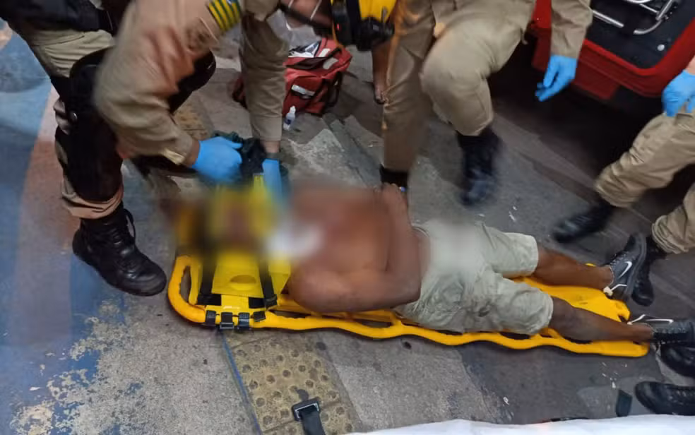 Vendedor é agredido com barra de ferro por motorista de ônibus na Barra da Tijuca; caso é investigado como tentativa de homicídio