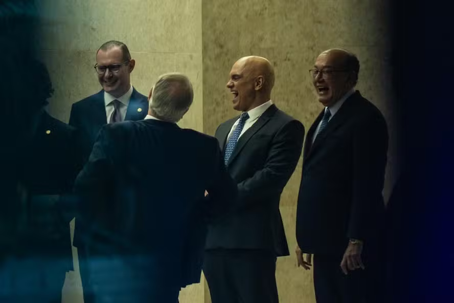 Ministros do STF ignoram crise envolvendo Moraes em primeira sessão após revelação de relatório com mensagens de Vorcaro