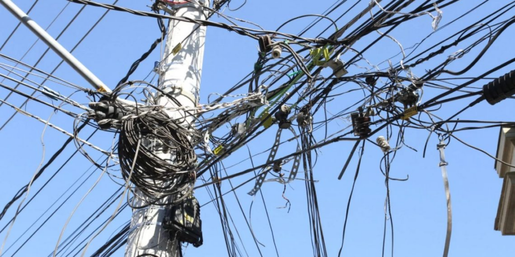 Goiânia pode multar empresas em R$ 5 mil por dia por fios soltos em postes