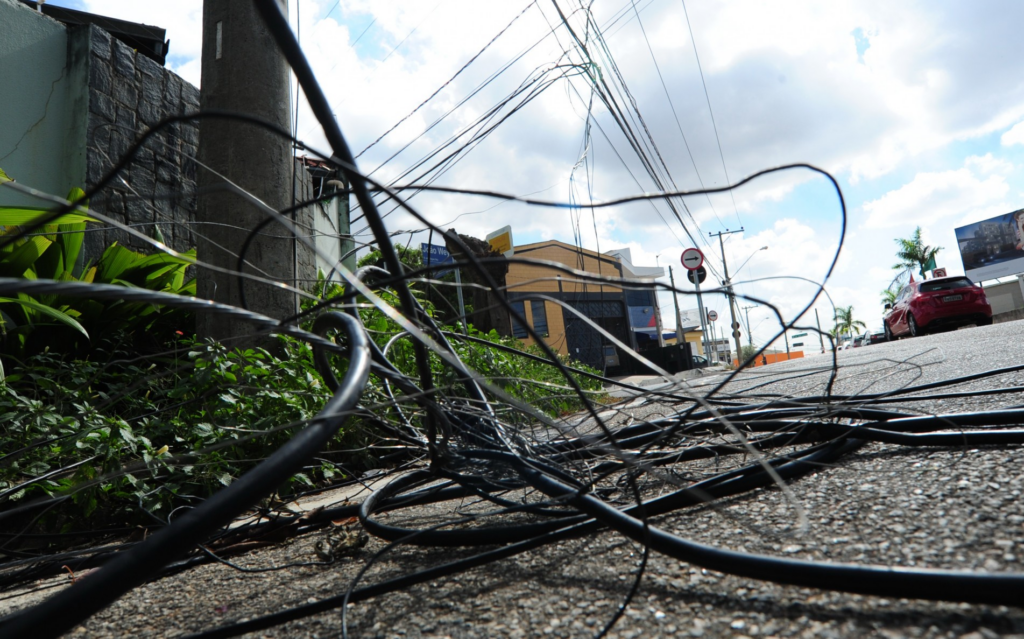 Goiânia pode multar empresas em R$ 5 mil por dia por fios soltos em postes