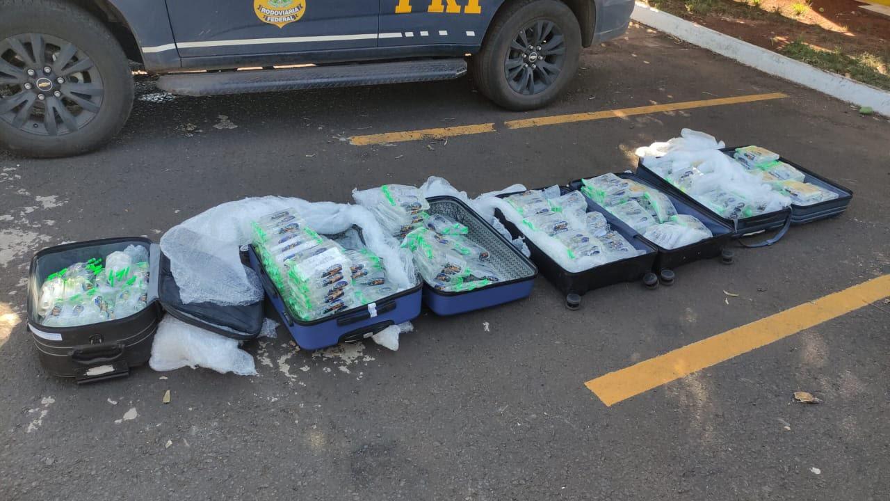 PRF apreende mil frascos de lança-perfume em ônibus na BR-153 e prende dois homens em Itumbiara