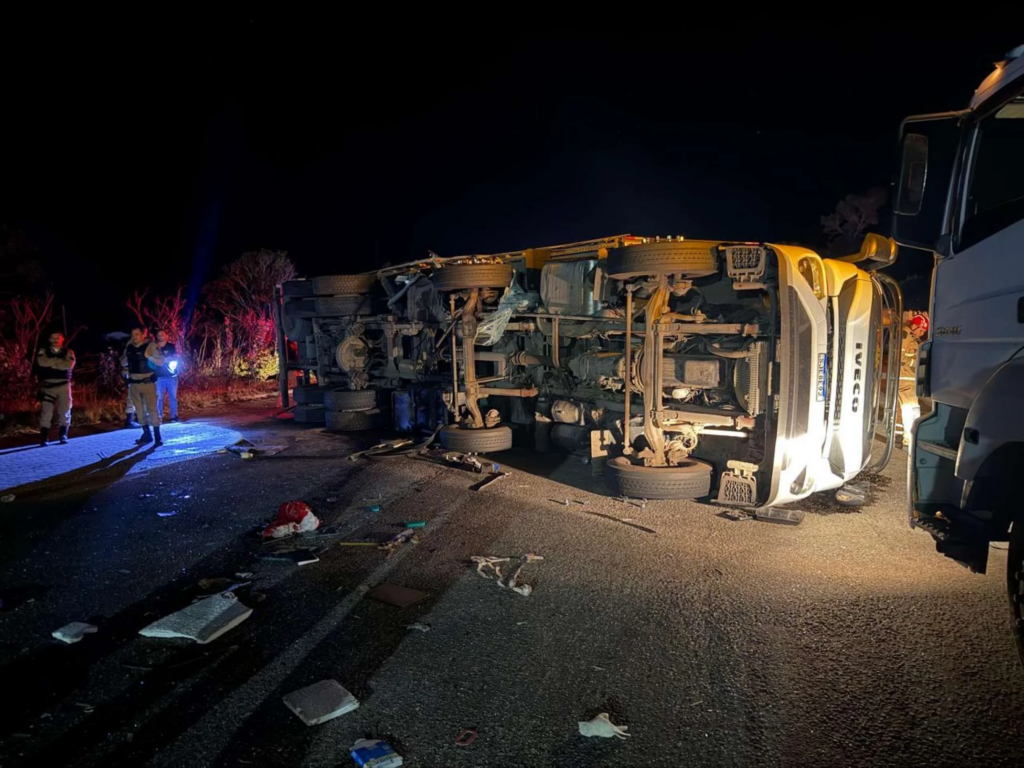 Batida entre ônibus de turismo e carreta deixa seis mortos na BR-116 em Minas Gerais