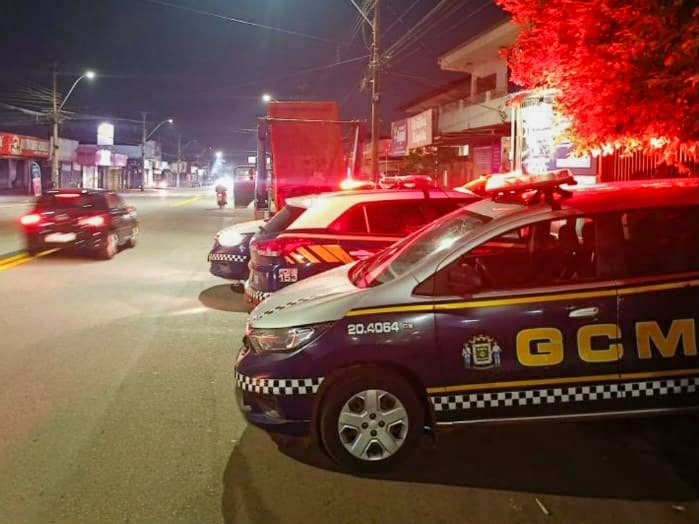 GCM flagra caminhões descartando entulho irregularmente em áreas públicas de Goiânia