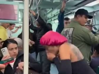 Mulher simula mal-estar em metrô para conseguir assento e vídeo viraliza