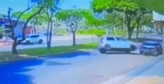 Bebê de 1 ano e 11 meses fica gravemente ferida após ser arremessada de carro em acidente em Goiânia
