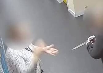 Professora é esfaqueada por aluno de 15 anos em escola no País de Gales; jovem é condenado a quatro anos e meio