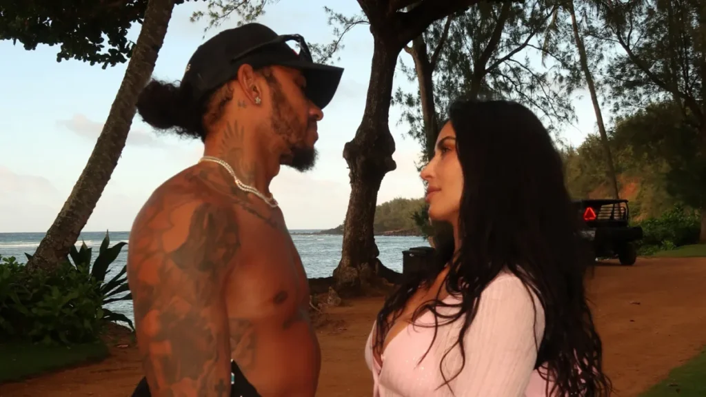 Kim Kardashian e Lewis Hamilton curtem passeio de barco na Itália