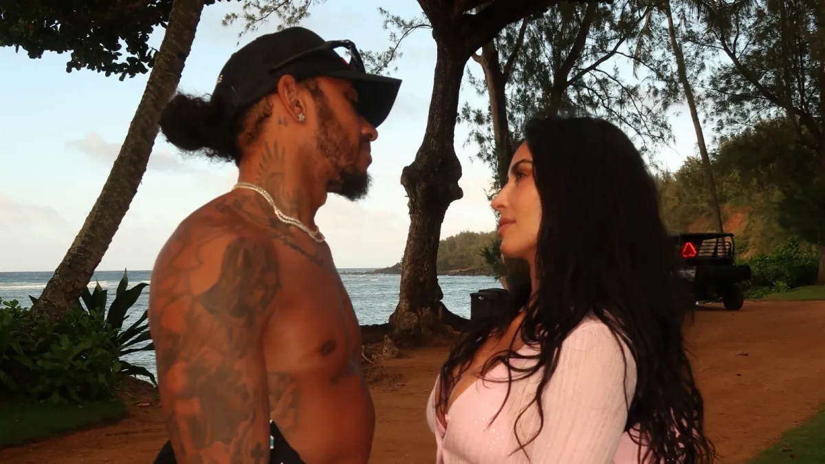 Kim Kardashian e Lewis Hamilton curtem passeio de barco na Itália