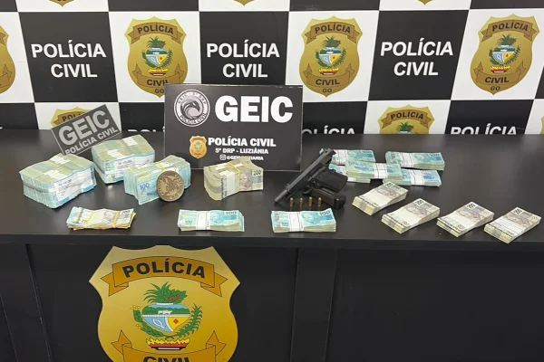 Idoso é preso com pistola e mais de R$ 500 mil em espécie no Novo Gama; PCGO investiga "caixa dois"