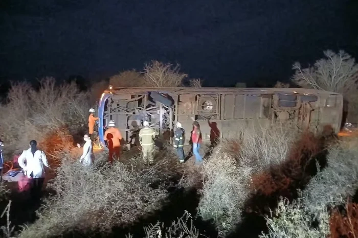 Ônibus tomba na Bahia e deixa 7 mortos e 13 feridos