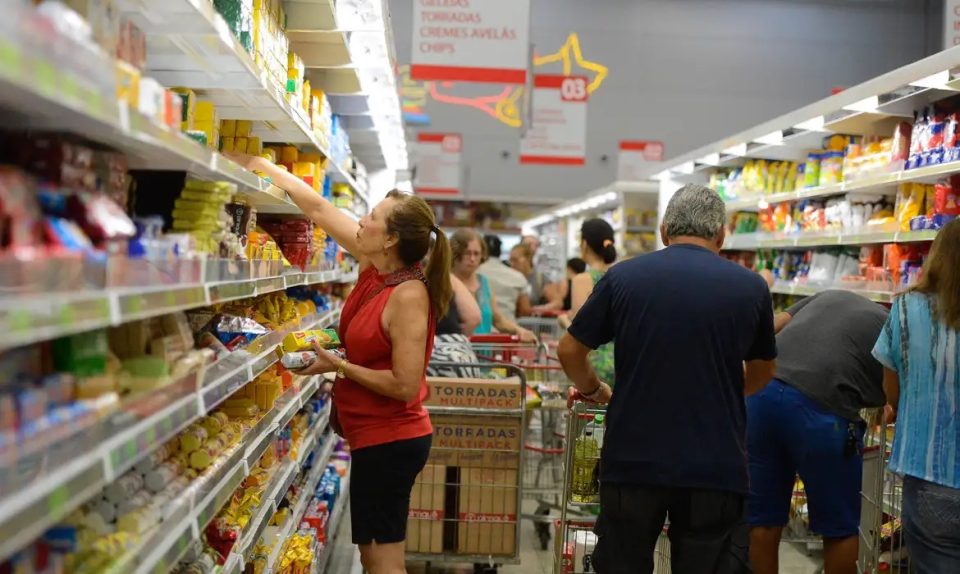 Consumo das famílias recua 0,4% e investimentos perdem ritmo no segundo trimestre