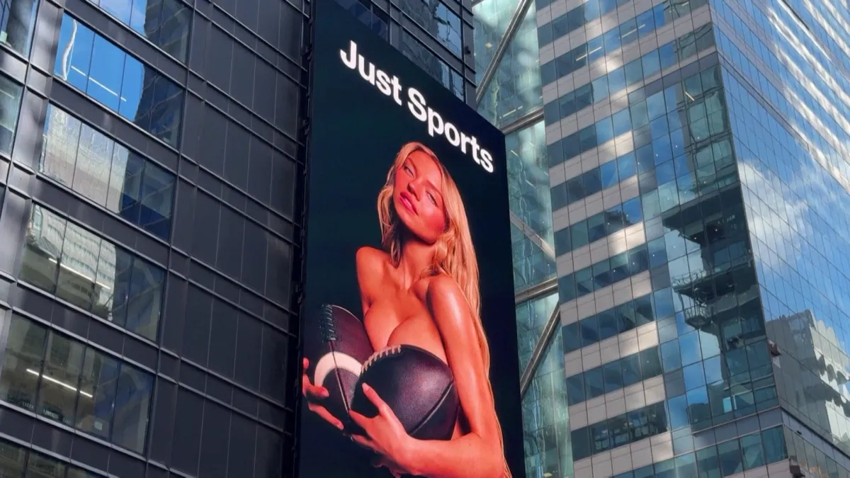 Outdoor com Sydney Sweeney nua na Times Square divide opiniões em Nova York