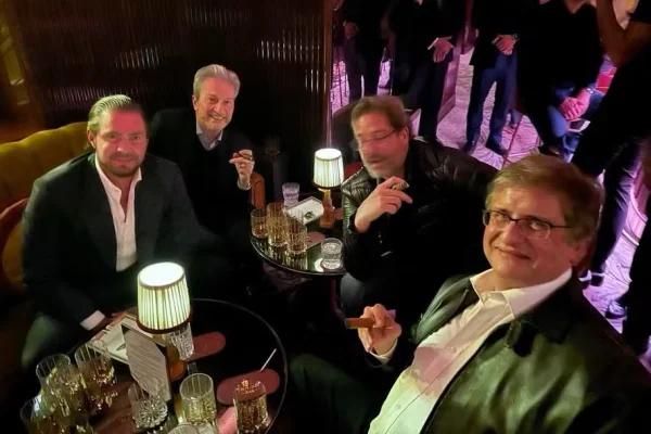 PF encontra foto de Gonet fumando charuto ao lado de Vorcaro em Londres