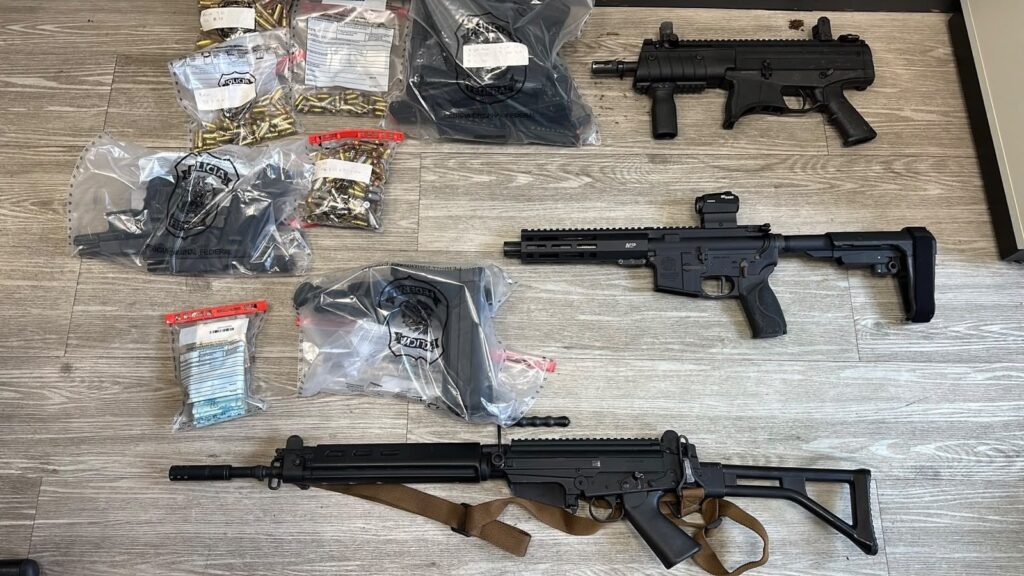 PF prende vereador do Rio após encontrar dois fuzis e submetralhadora em imóvel