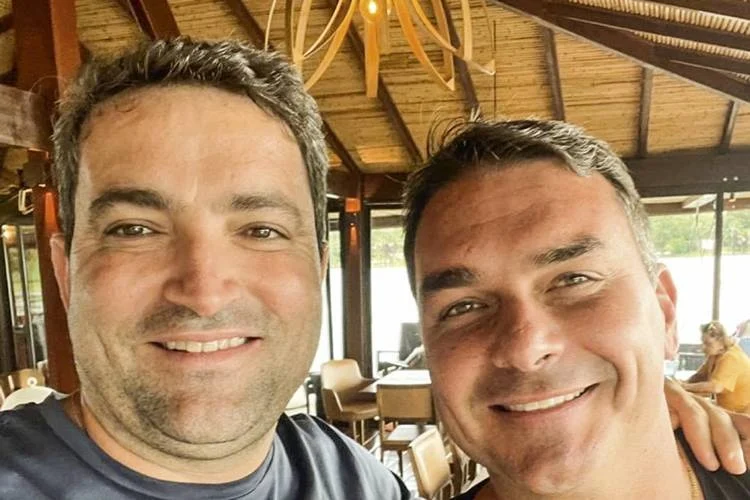 Flávio Bolsonaro usou apartamento de advogado investigado pela PF no caso do INSS