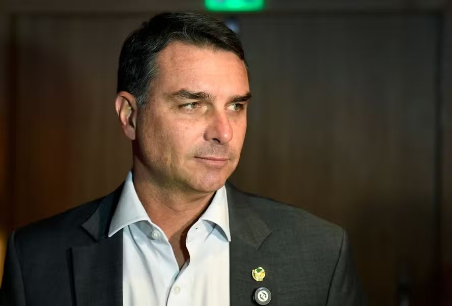 Flávio Bolsonaro admite a aliados que mentiu sobre apoio ao fim da 6x1