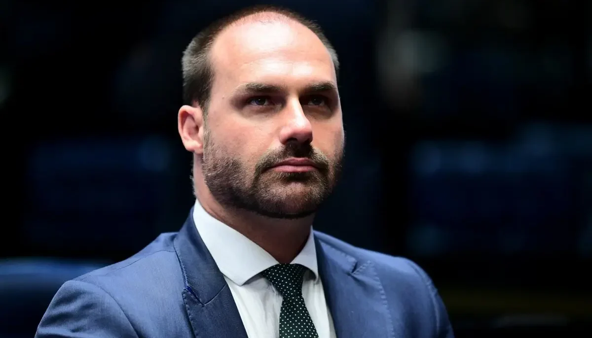 Sem apresentar provas, Eduardo Bolsonaro acusa eleições de fraude e pede que países não reconheçam eleição no Brasil