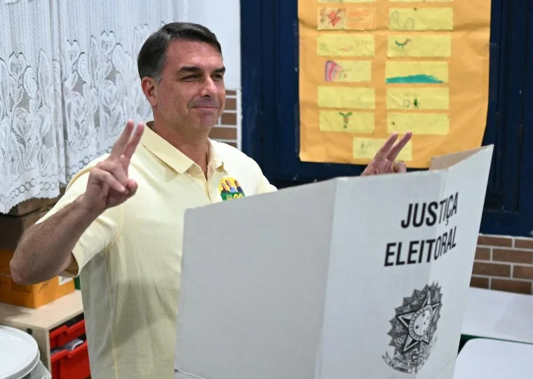 Flávio Bolsonaro vota no Rio e diz que há transferência de votos para sua candidatura