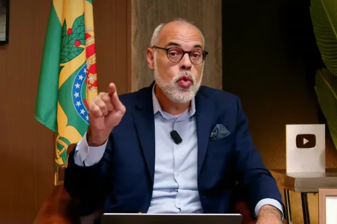 Foragido nos EUA, Allan dos Santos ataca bispos da CNBB com insultos homofóbicos