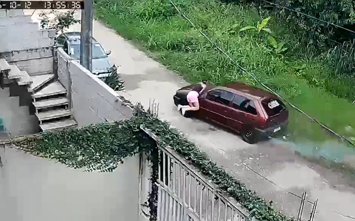Polícia prende homem após arrastar companheira com carro no Rio