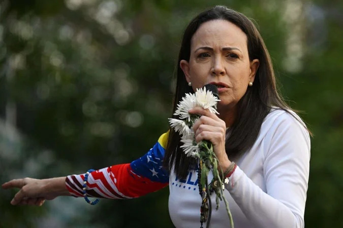 María Corina Machado retorna à Venezuela após quase um ano