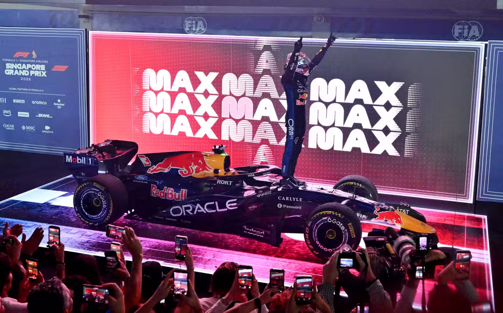Max Verstappen vence GP de Singapura e Bortoleto abandona