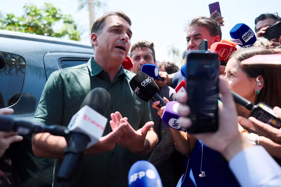 Flávio Bolsonaro diz que votará pelo fim da escala 6x1, mas defende mudanças na PEC