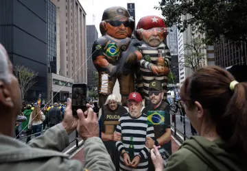 Apoiadores de Flávio expõem eleitores de Lula no exterior