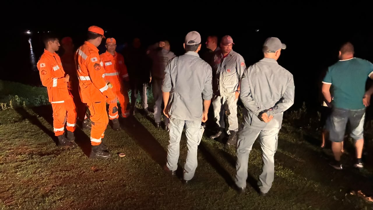 Dois jovens desaparecem após caminhonete afundar no rio Grande, em SP