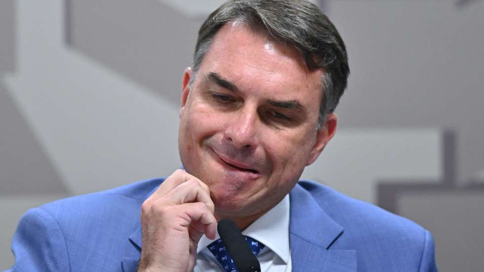 PF investiga Flávio Bolsonaro por suspeita de lavagem de dinheiro e faz busca contra ex-secretário do STJ