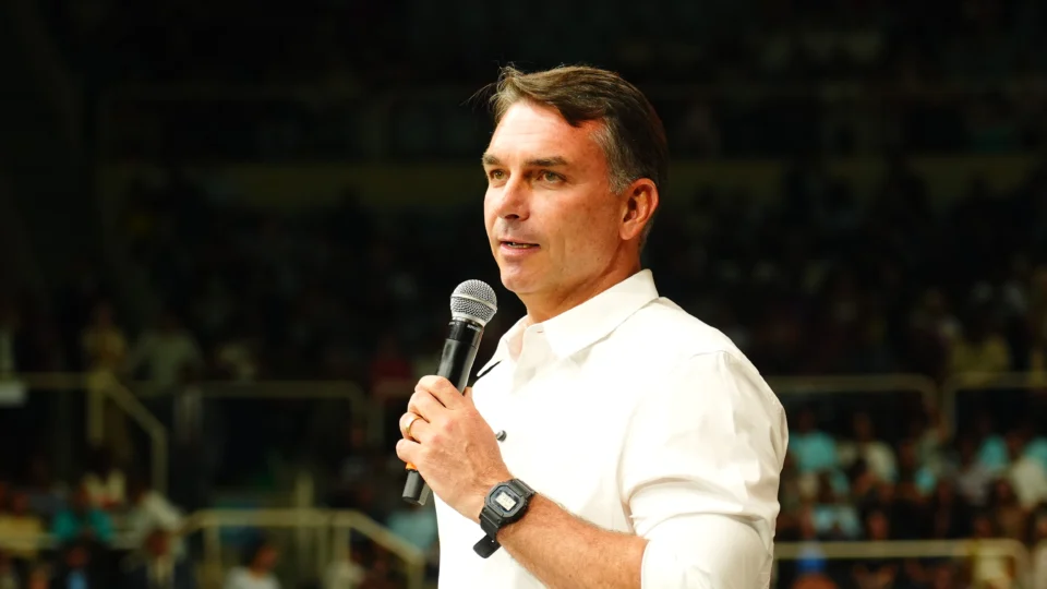 Flávio Bolsonaro vota pelo fim da 6x1 por videoconferência durante agenda em Porto Alegre