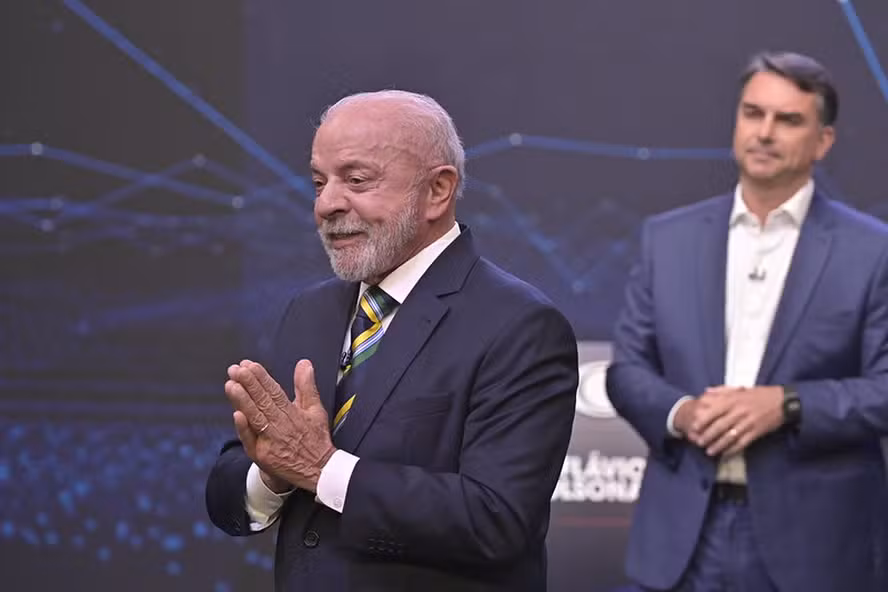 Lula e Flávio Bolsonaro assinam acordo para abrir sigilos bancário, fiscal e telefônico