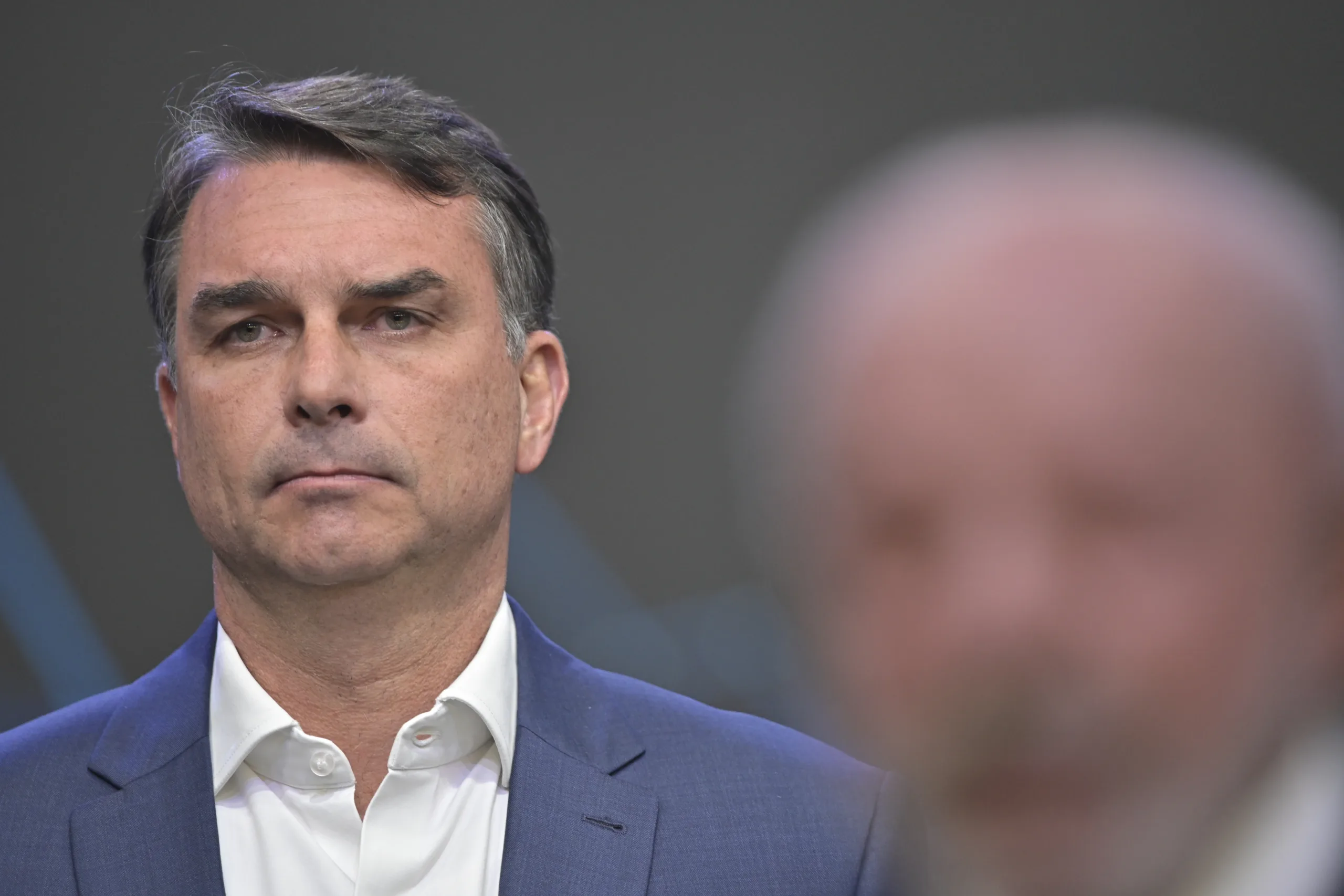 Flávio Bolsonaro pode ficar sem cargo público após mais de duas décadas na política