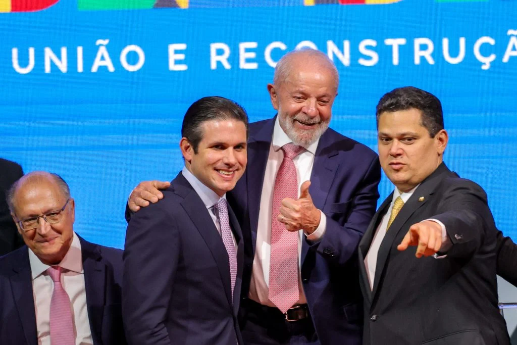 Lula negocia com Centrão e promete mais espaço a Alcolumbre e Hugo Motta no governo
