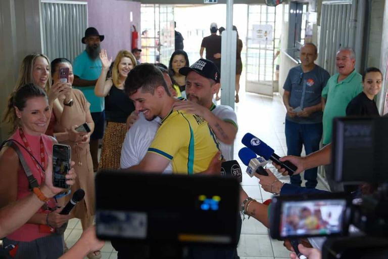 Cleitinho promove abraço entre eleitor de Lula e Flávio Bolsonaro