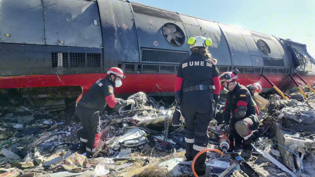 Colisão entre trens de alta velocidade deixa 64 mortos na Espanha. Veja fotos