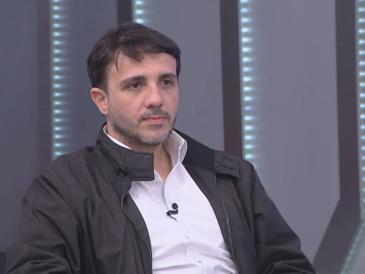 Renan Santos critica "oposição EAD" de Flávio Bolsonaro após fuga aos EUA