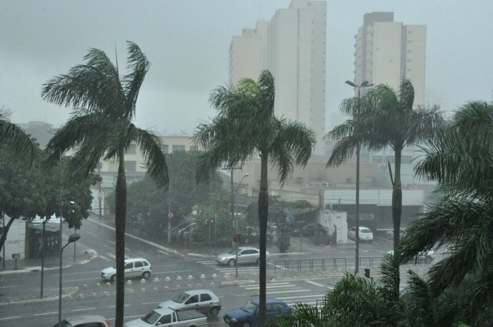 Goiás está sob alerta amarelo para chuvas intensas, trovoadas e ventos de até 60 km/h