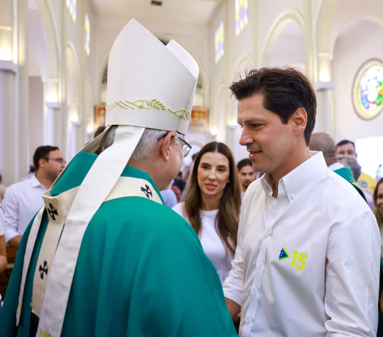 Daniel Vilela inicia dia de eleição com missa e agradece a Deus pela caminhada