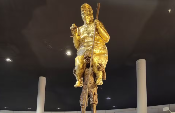 Vídeo: Escultura de Trump nu e coberta de ouro e exposta no Parlamento Europeu