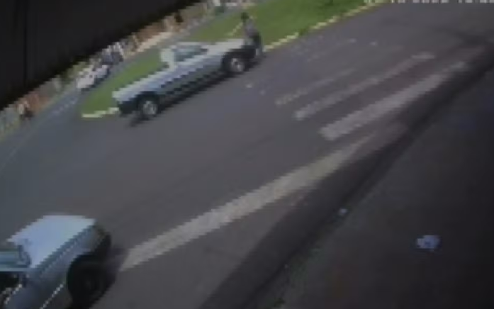 Vídeo: Adolescente de 14 anos é atropelada em faixa de pedestre e cai no canteiro de avenida