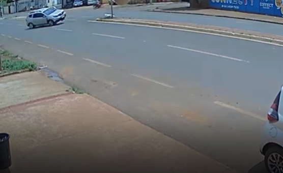 Vídeo: Duster capota após colisão com Uno e deixa três familiares feridos em Quirinópolis