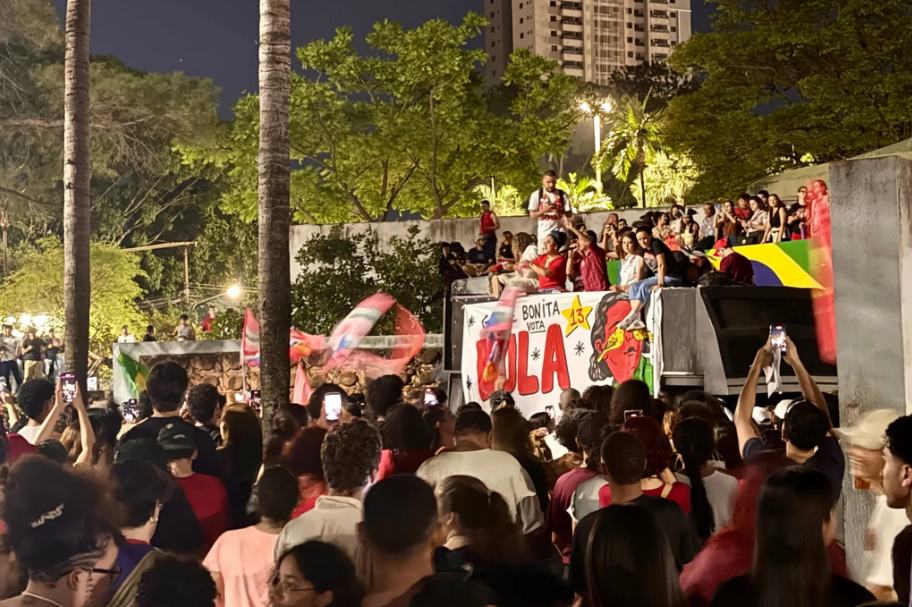 Vídeo: Apoiadores de Lula ocupam Praça Universitária em defesa da democracia