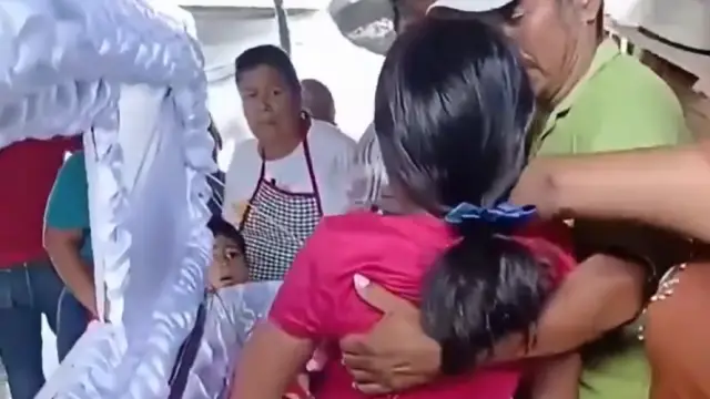 Adolescente acorda no caixão durante próprio velório na Guatemala