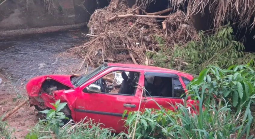 Motorista morre após capotamento e queda de carro em córrego na GO-319, em Aparecida