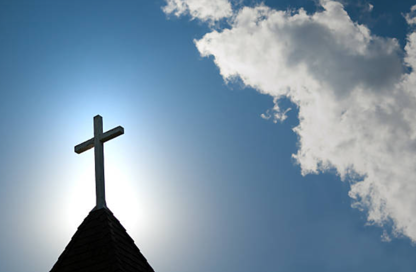 Homem destrói imagens sacras em igreja, e três pessoas intervêm para contê-lo; veja vídeo