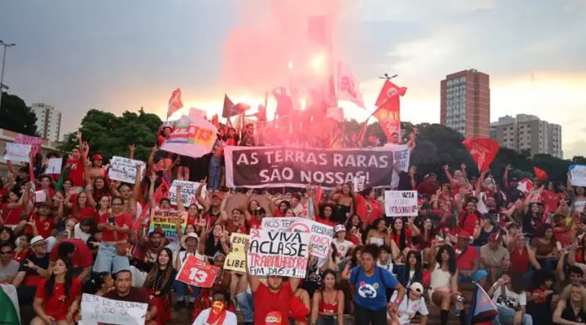 Mulheres tomam as ruas de Goiânia em ato nacional de apoio a Lula neste sábado (17/10)